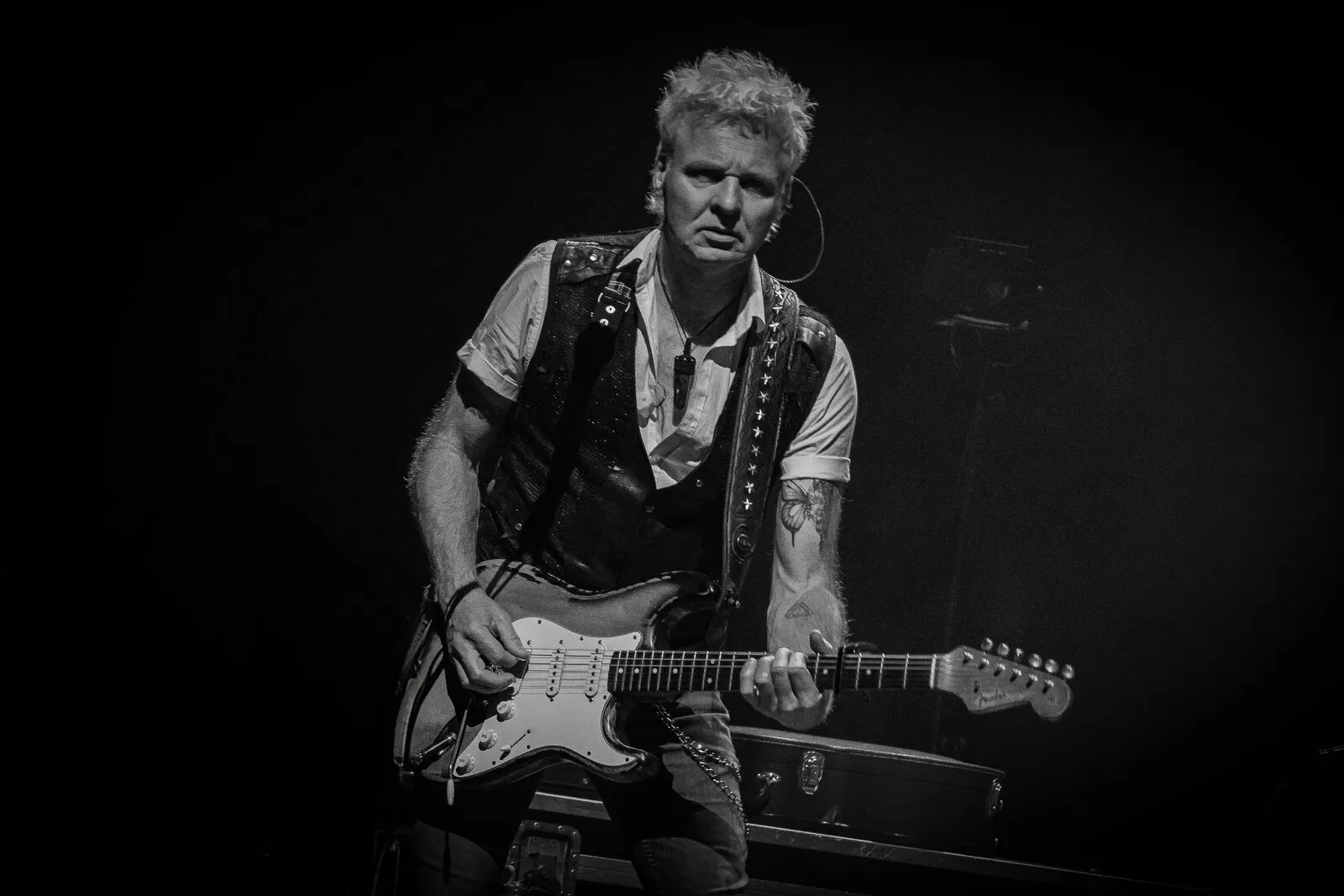 Jeff Zwart speelt elektrische gitaar tijdens een optreden